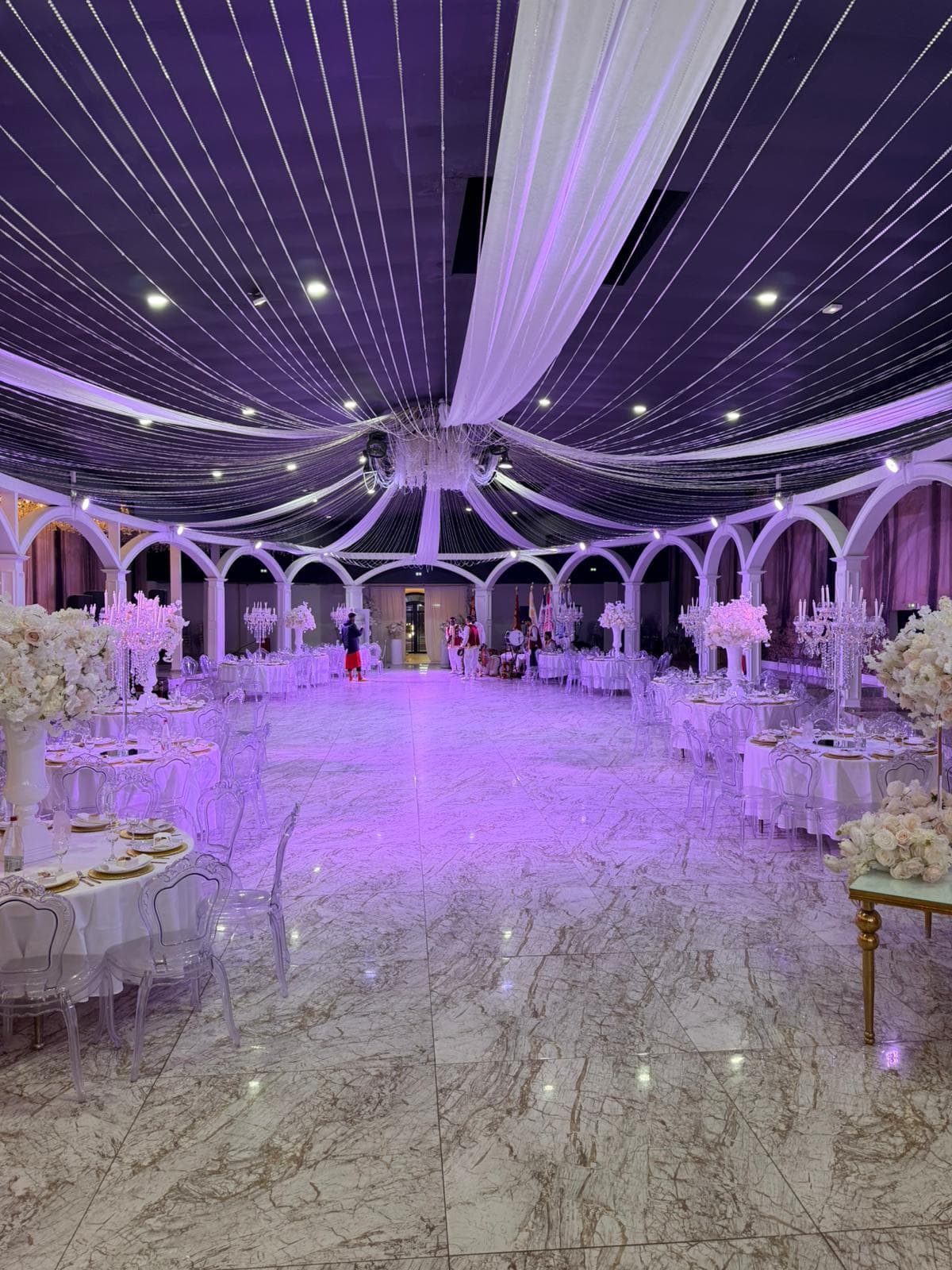 La salle principale du Palacio illuminée en violet, avec piste centrale et tables dressées