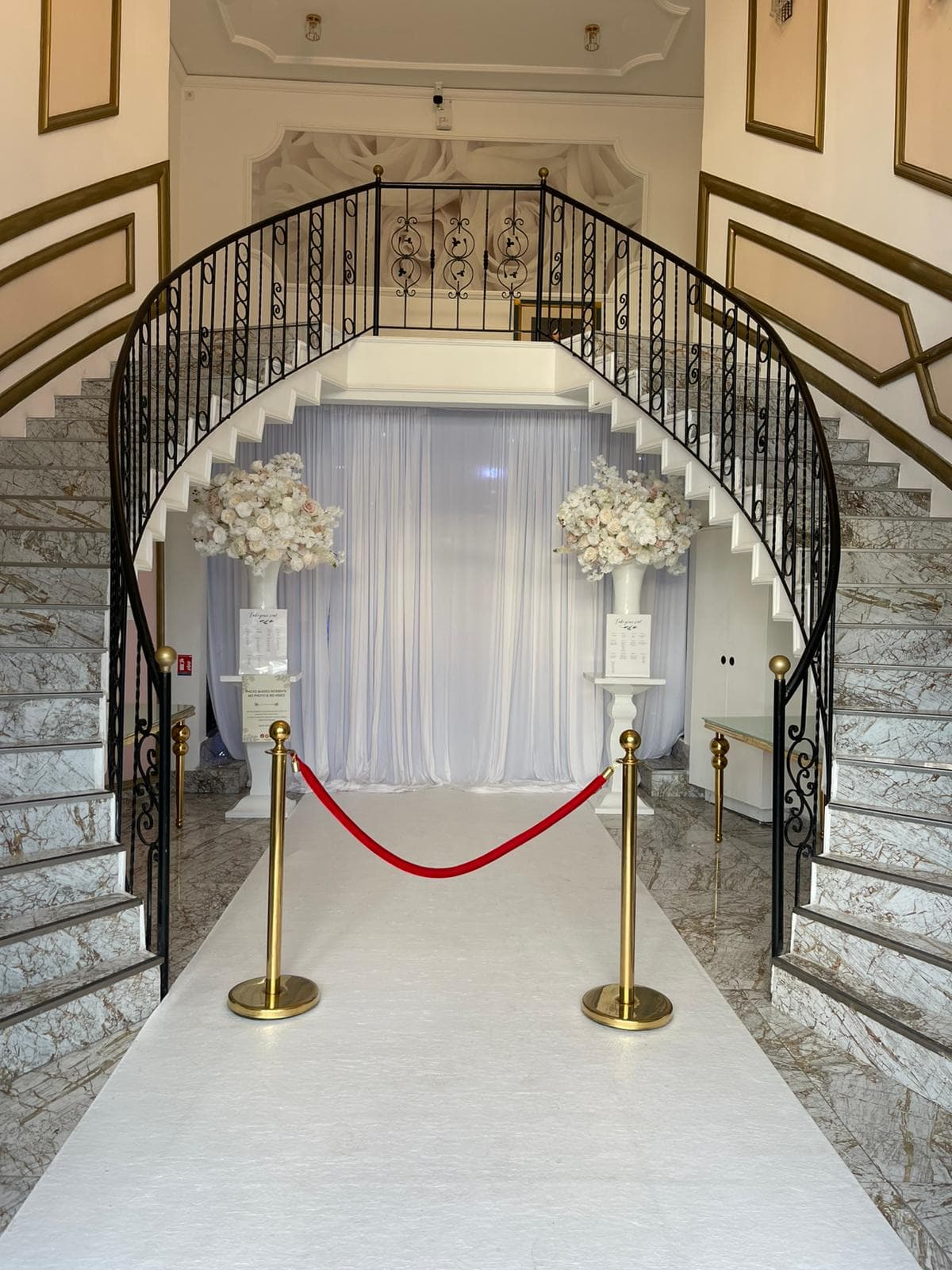 L'entrée intérieure du Palacio, escalier en marbre et tapis blanc